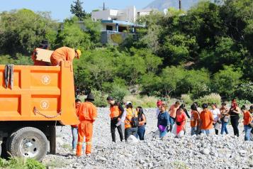 Recolectan en el Río Santa Catarina 17.5 toneladas de residuos