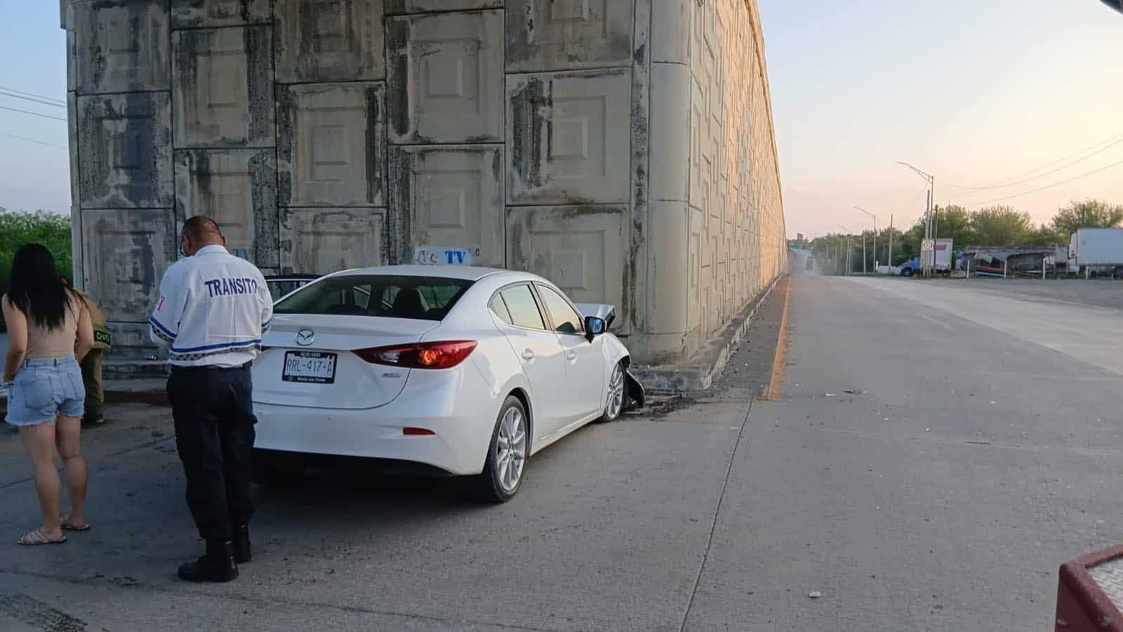 Un hombre terminó con diversas lesiones al estrellarse contra la base de un puente vehicular, en el municipio de Allende, Nuevo León.