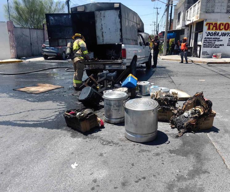 Arde camioneta de taqueros