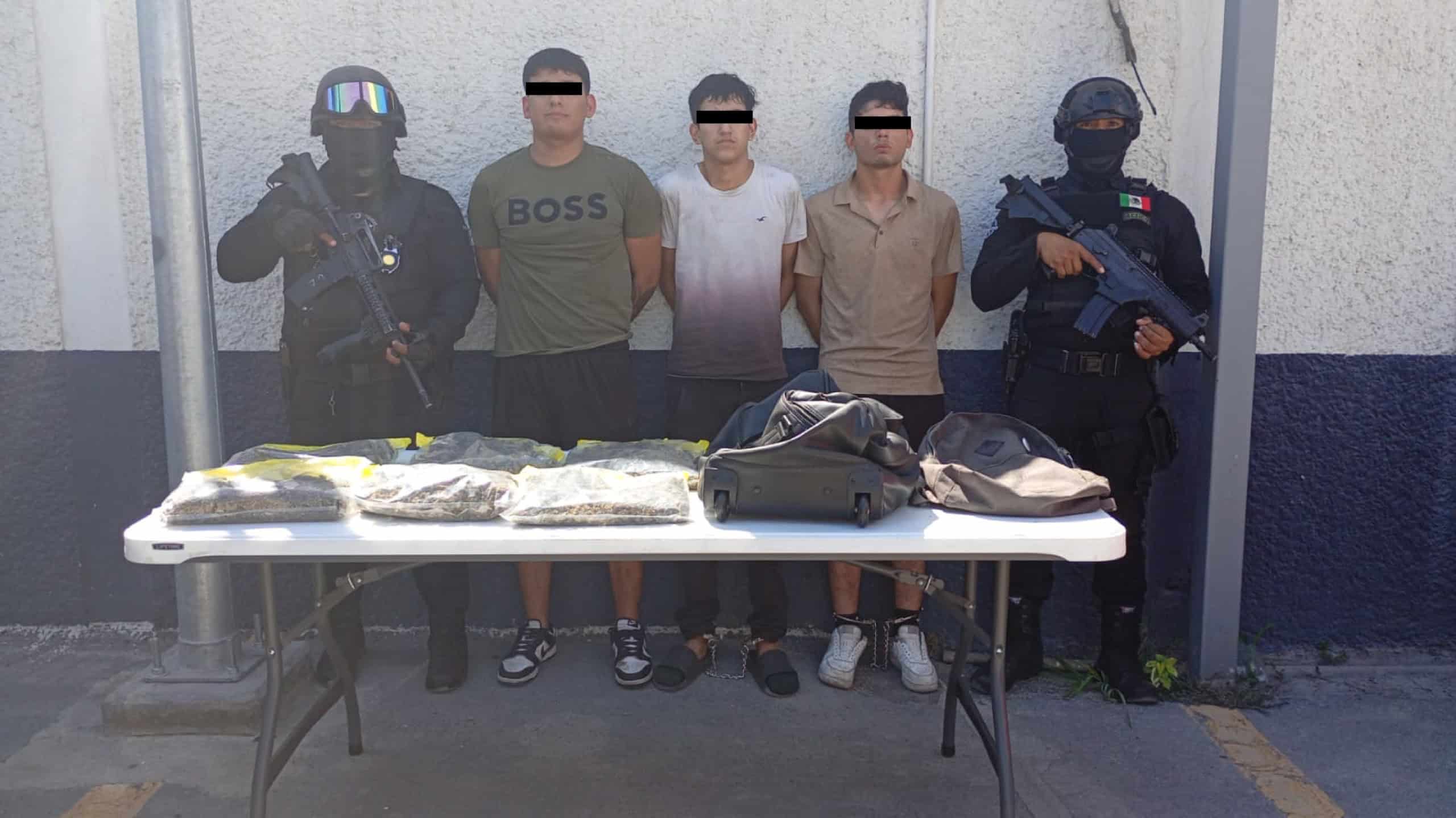 Elementos de la Policía de Monterrey realizaron la detención de tres jóvenes por la posesión de seis paquetes de hierba verde con las características de la mariguana, así como la portación de un arma larga de fuego, además uno era buscado por homicidio.