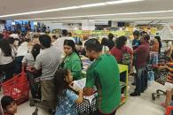 Abarrotan &acute;padres apurados&acute; comercios para comprar &uacute;tiles escolares