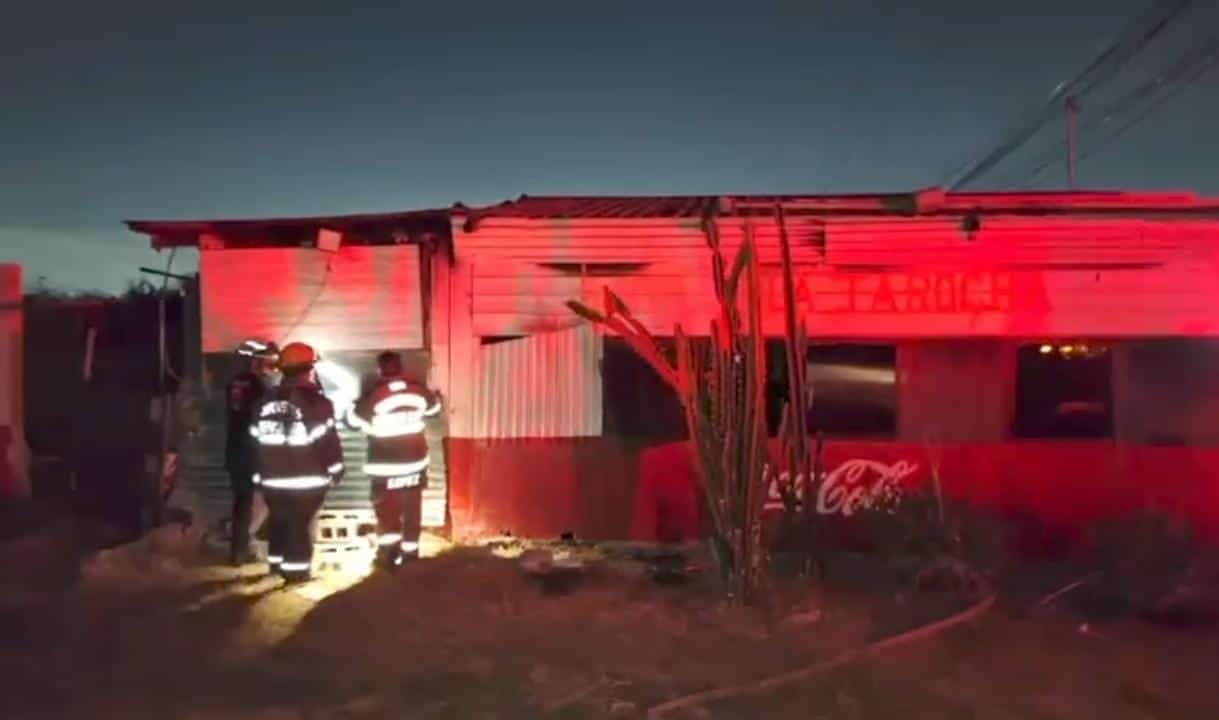 El cadáver de un hombre con huellas de violencia, fue encontrado tras sofocarse un incendio en un negocio de comida, la madrugada de ayer en el municipio de Apodaca.