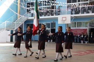 Estudiantes llegan a las aulas entre lluvia, alegría y música