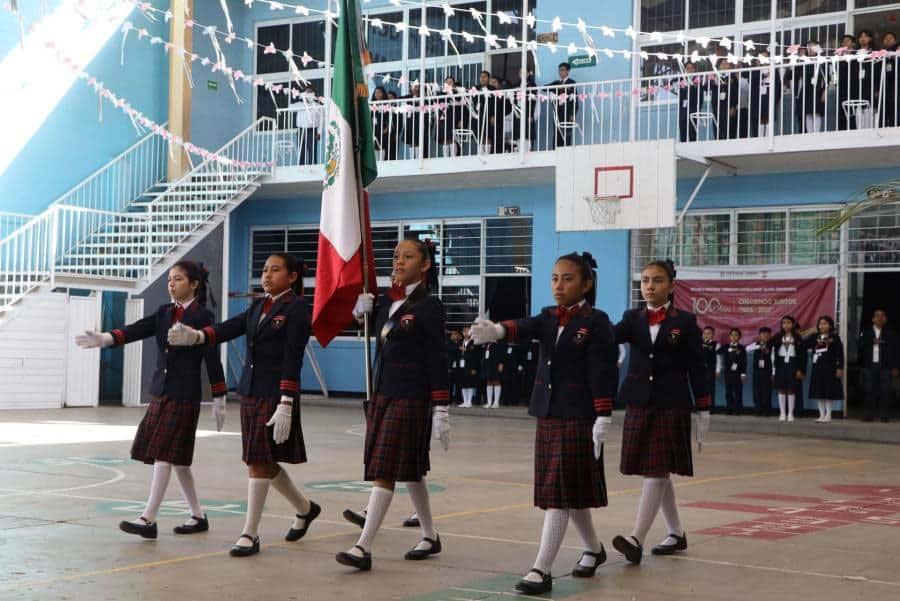 Estudiantes llegan a las aulas entre lluvia, alegría y música Estudiantes llegan a las aulas entre lluvia, alegría y música