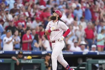 Filis propina revés a Milwaukee