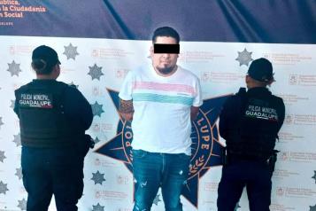 Amenaza y somete a guardia