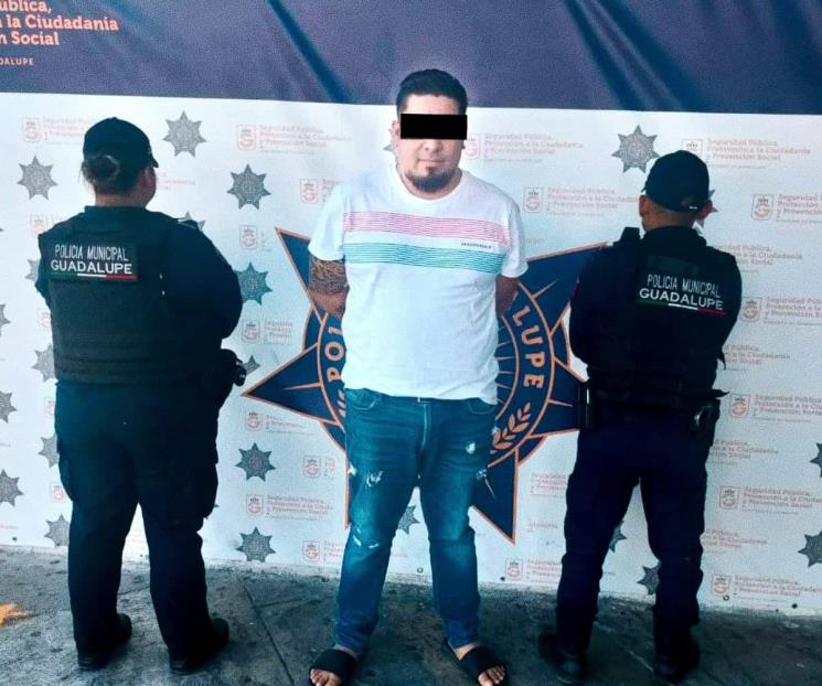 Amenaza y somete a guardia