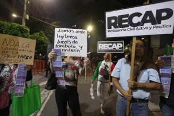 Se manifiestan afuera del Senado por toma de protesta