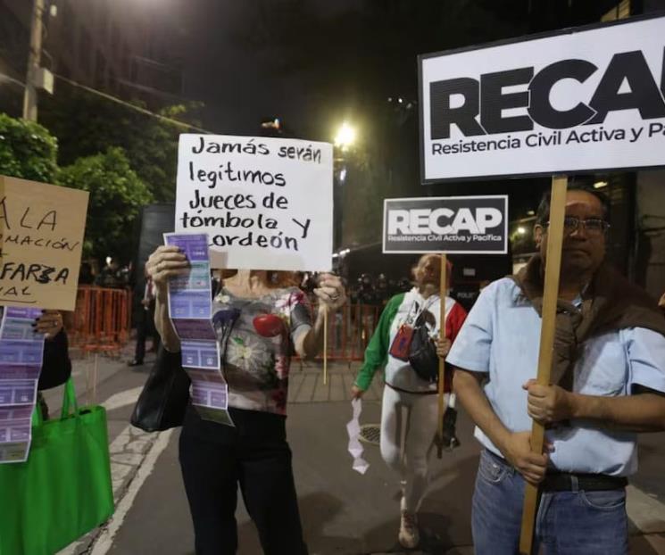 Se manifiestan afuera del Senado por toma de protesta