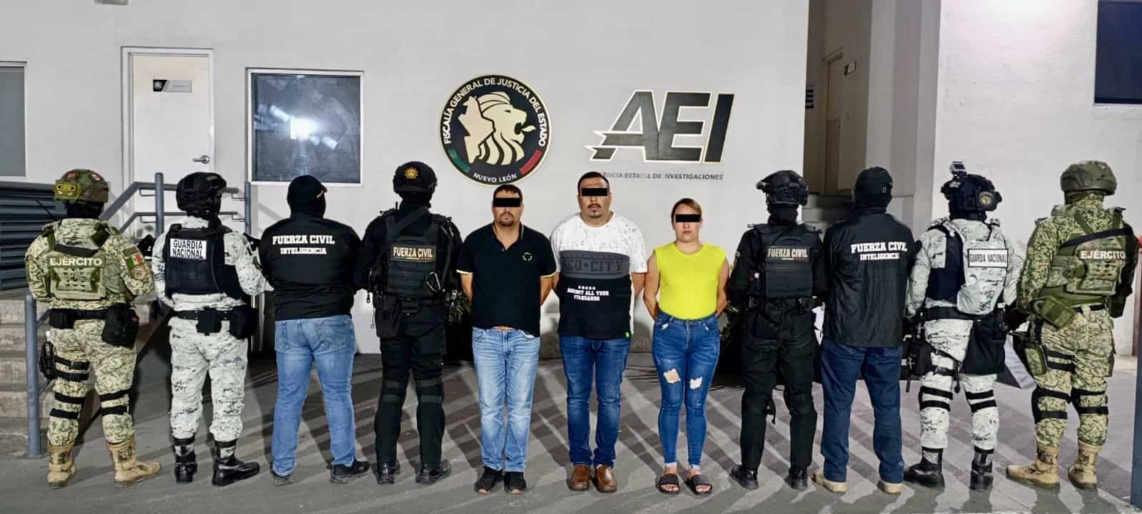 En dos operativos simultáneos efectuados en Apodaca; ocho personas consideradas como generadoras de violencia e integrantes de un grupo delictivo, fueron detenidas por la División de Inteligencia de Fuerza Civil y el Grupo de Coordinación Metropolitana.