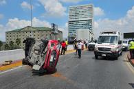 Vuelca auto y resulta herida