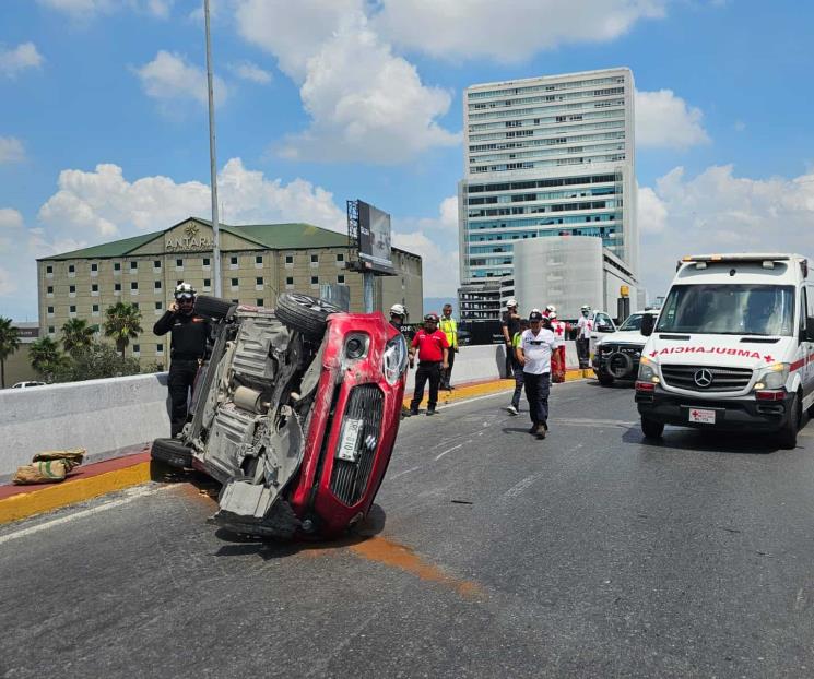 Vuelca auto y resulta herida