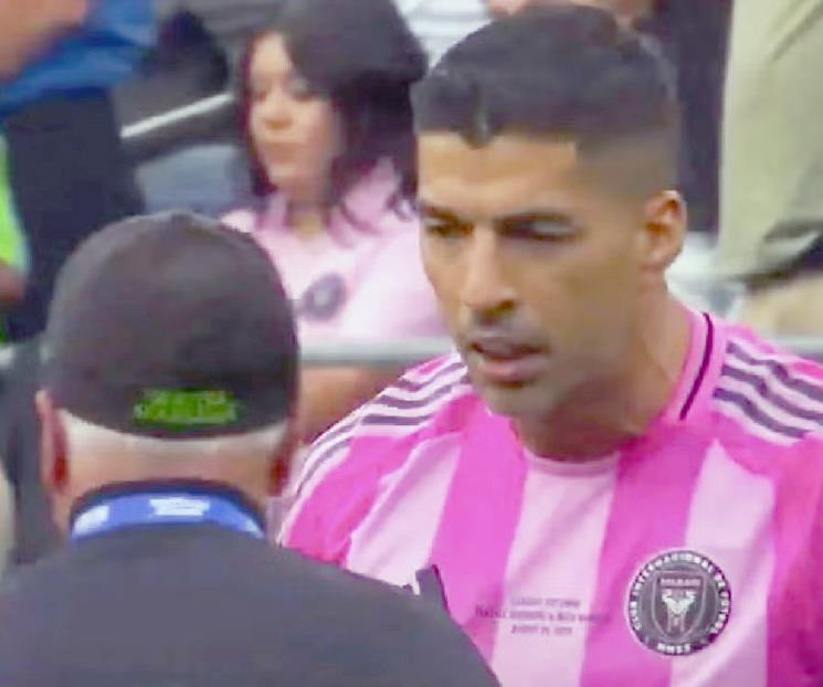 Exhiben escupitajos de Luis Su&aacute;rez