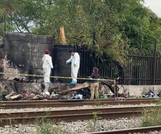 El cuerpo de una persona calcinada fue hallado a un lado de las vías del ferrocarril, lo que ocasionó un fuerte despliegue policial, en Monterrey.