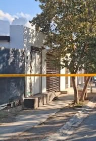 Tras al menos tres cateos a domicilio en el municipio de García, la Fiscalía General de Justicia detuvo a cinco personas, dos de ellas mujeres, que estarían relacionados un feminicidio.