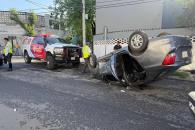 Deja choque-volcadura tres lesionados