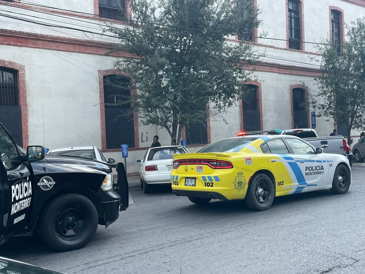 Elementos de la Agencia Estatal de Investigaciones, indagan el robo de 12 mil pesos en mercancía y efectivo, en un vehículo estacionado en la zona centro de la ciudad.