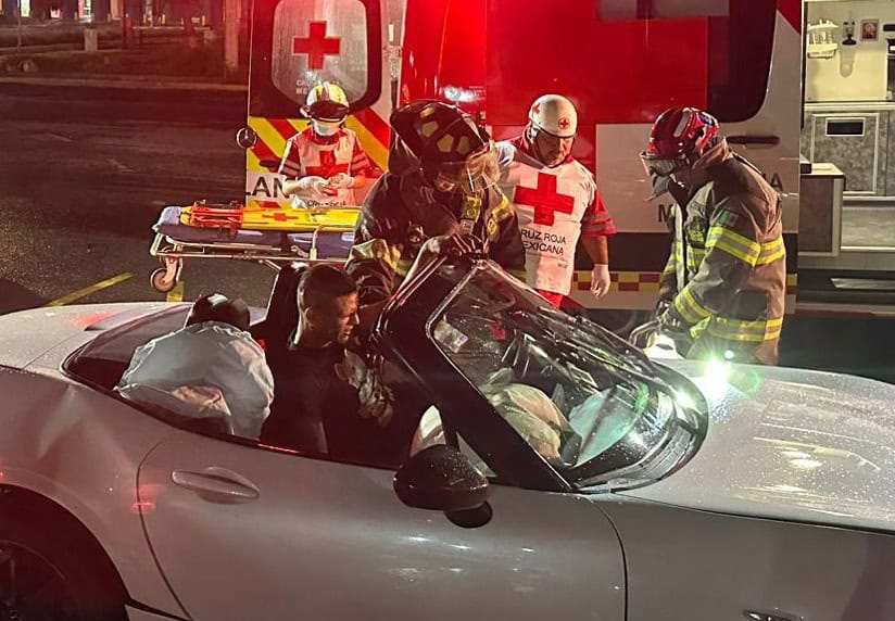 El conductor de un vehículo Mazada MX5, quedó prensado en su unidad luego de estrellarse contra postes de contención, ayer en la Colonia Del Prado, en Monterrey, al parecer por el exceso de velocidad y pavimento mojado.