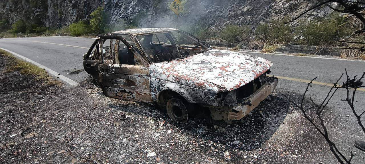 El incendio de un vehículo en la sierra de rayones, provoco una intensa movilización de los puestos de socorro.