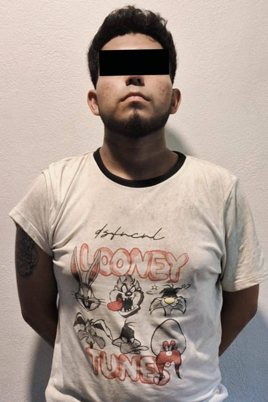 Elementos de la Policías de Guadalupe detuvieron a un joven señalado como supuesto asaltante, luego de que amagó con un arma de juguete a un hombre que momentos antes lo había encarado por presuntamente haber asaltado a su hija.