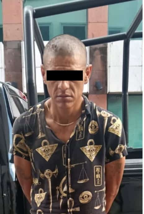 Luego de participar en un accidente vial el martes en la Colonia Del Prado, un hombre quedó detenido por oficiales de Tránsito de Monterrey, ya que el vehículo tenía reporte de robo en el municipio de San Pedro Garza García.