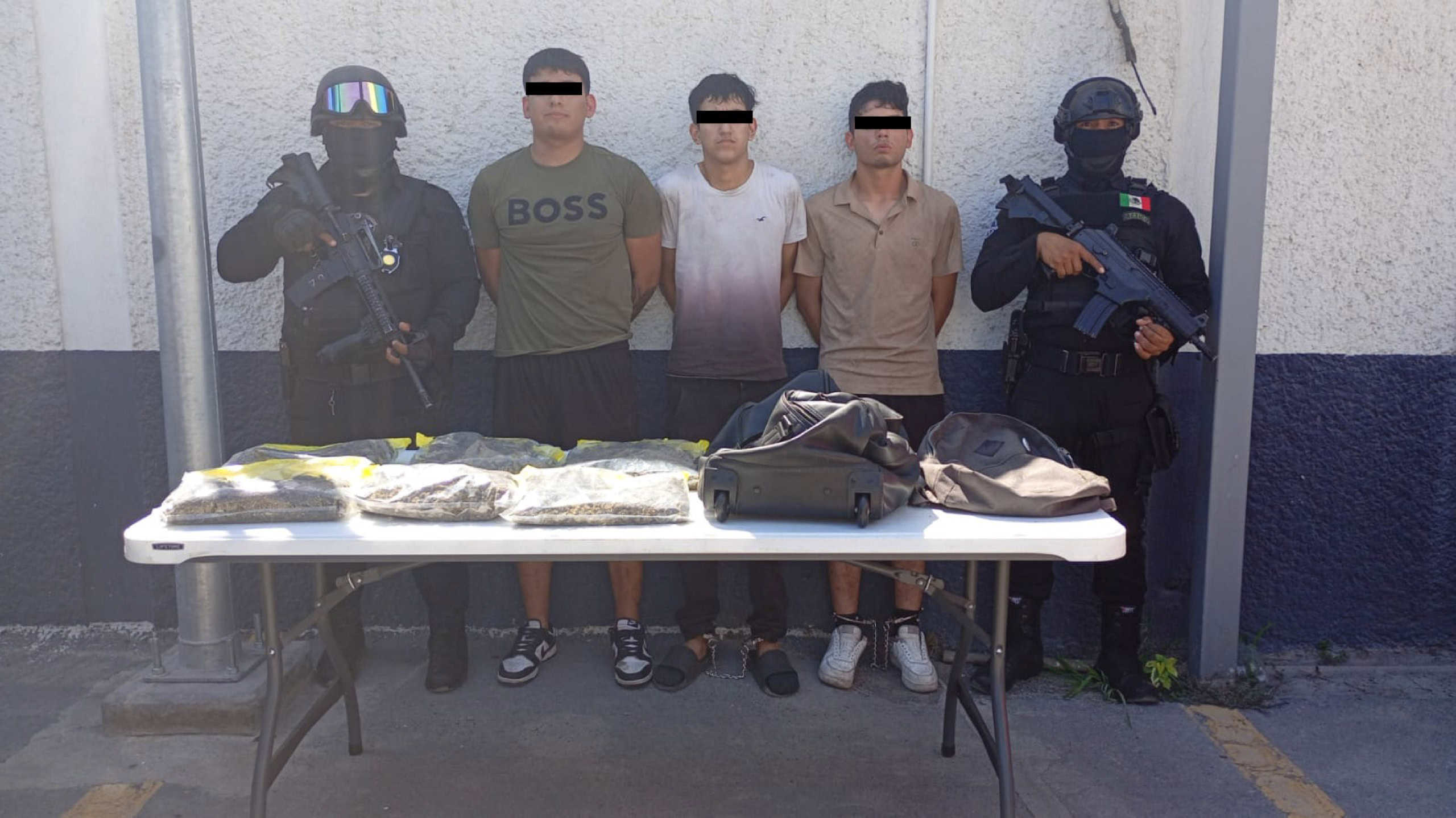 La Fiscalía General de la República cateó ayer el domicilio frente al cual se detuvo a tres personas en posesión de droga y un arma, en la Colonia Madero, en Monterrey, en el cual desde el exterior se veía droga.