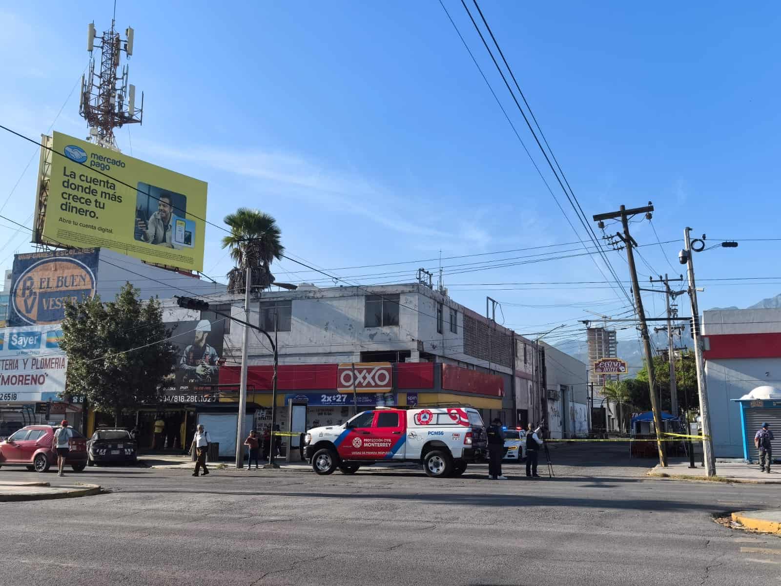 El cadáver de un hombre de aspecto indigente, fue encontrado ayer en la calle Villagómez y Avenida Madero, en el centro de Monterrey.