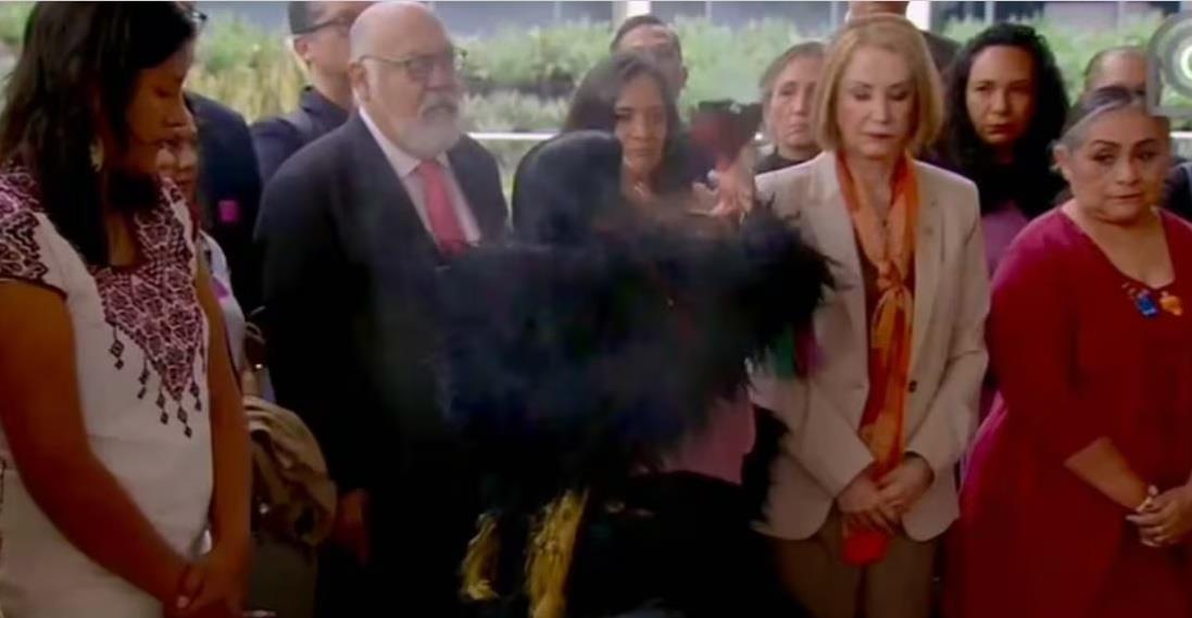 Senado se llena de incienso, copal y rezos Senado se llena de incienso, copal y rezos