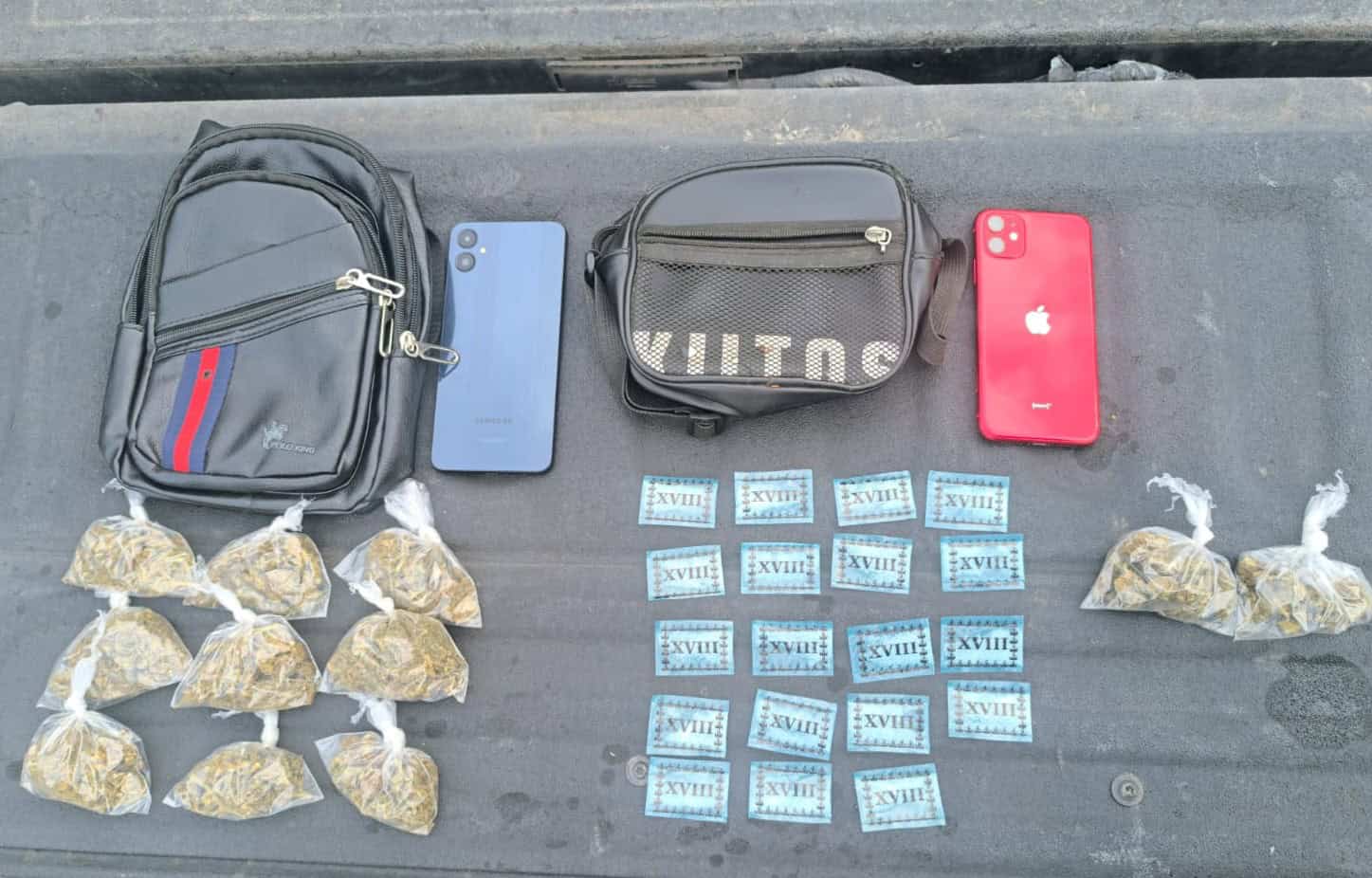 Por la presunta posesión de 30 envoltorios, con las características de droga tipo cristal y de hierba verde similar a la mariguana, dos jóvenes fueron detenidos por oficiales de la Policía de Monterrey, además de ser investigados de realizar robos con violencia a camionetas de reciente modelo.