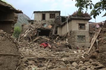 Sobrevivientes en Afganistán siguen sin ayuda