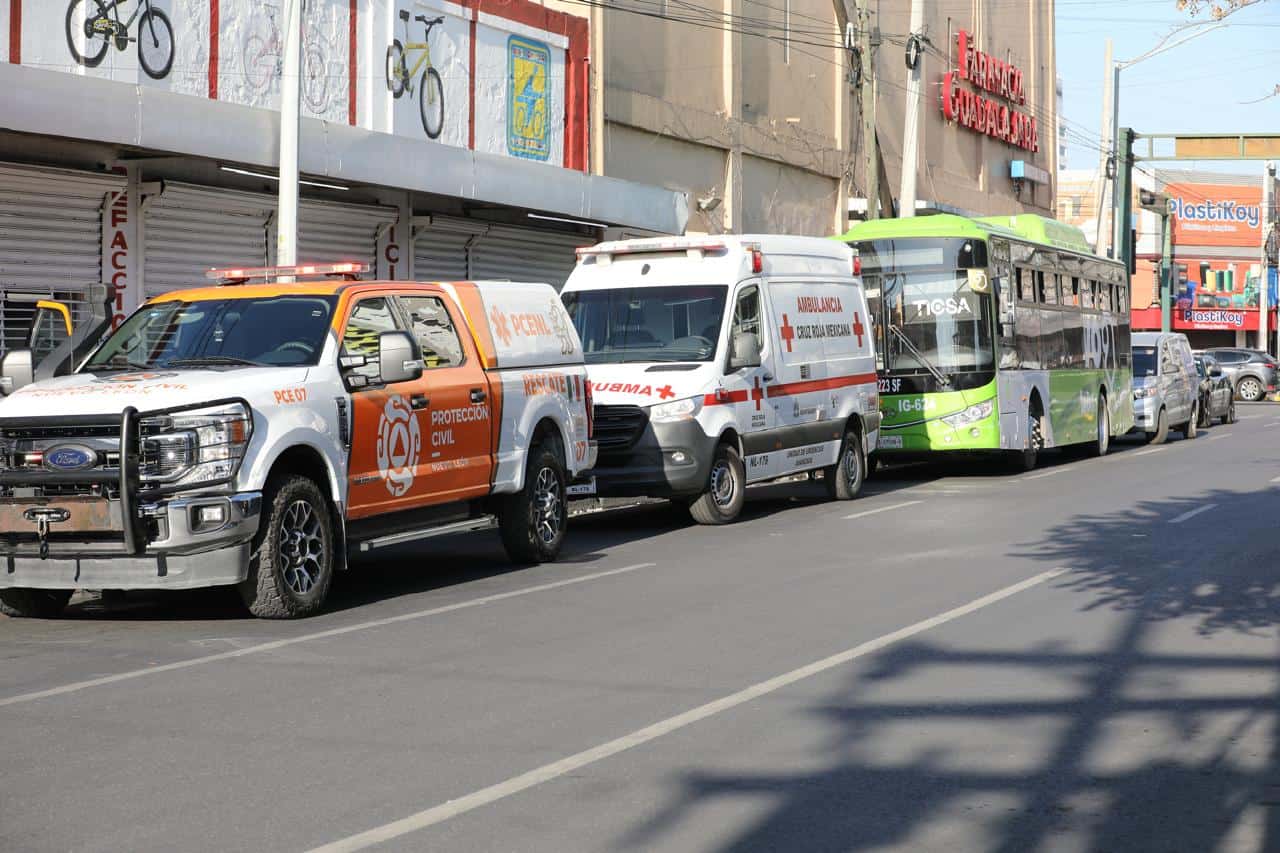 El conductor de una motocicleta resultó lesionado tras chocar contra un transporte urbano, ayer en el centro de Monterrey.