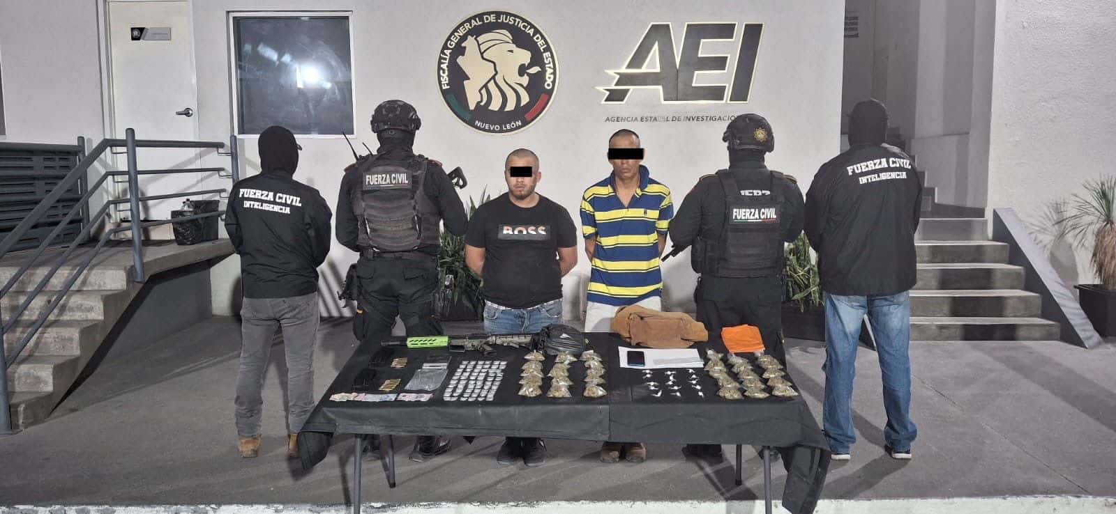 Un hombre que presuntamente portaba un arma de fuego y varias dosis de drogas, fue detenido junto a su cómplice por policías de Fuerza Civil; en el municipio de Ciénega de Flores.