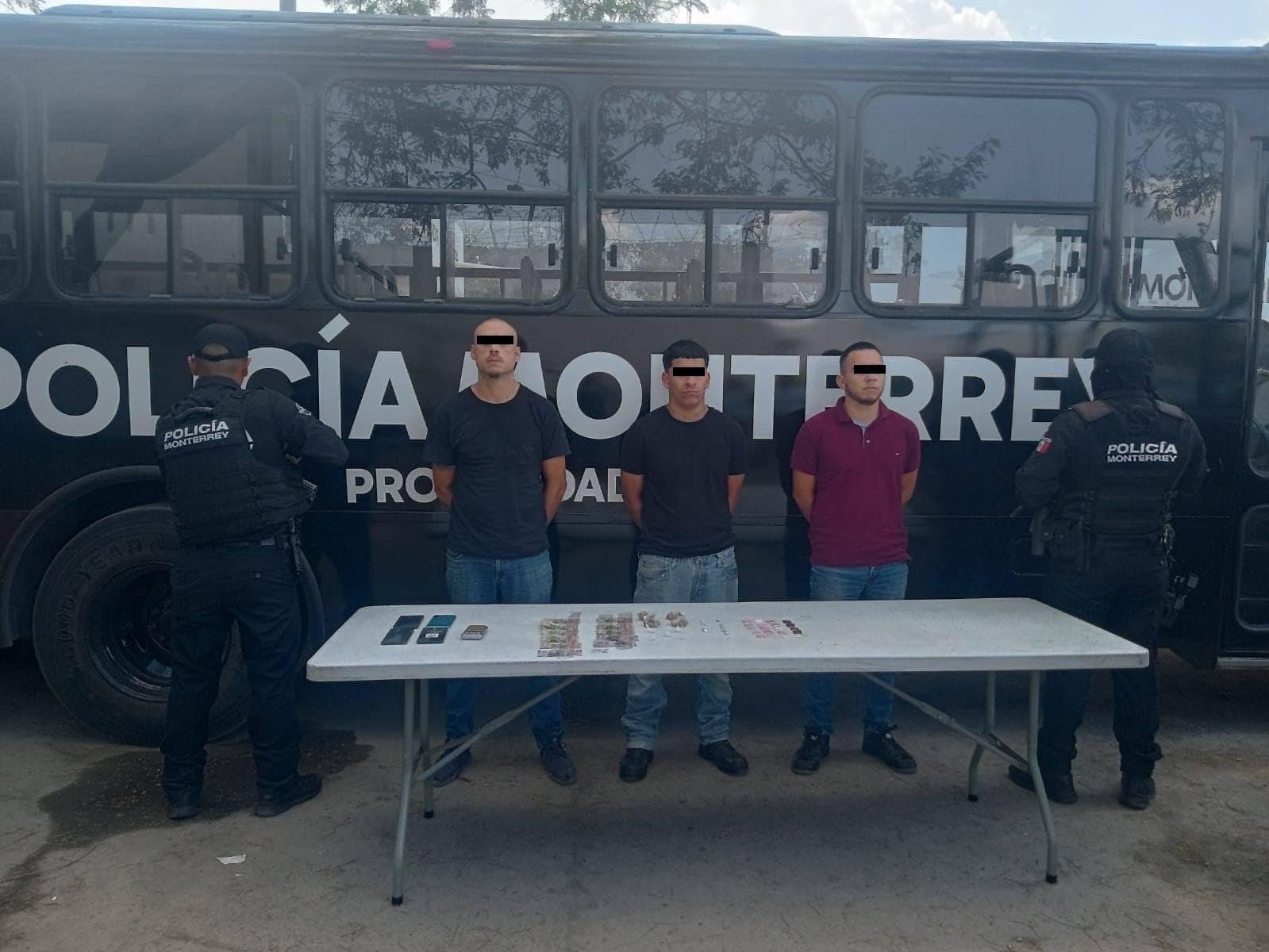 Tres hombres fueron detenidos por oficiales de la Policía de Monterrey, por la presunta posesión de 38 envoltorios con diferentes tipos de droga, luego de ser detectados por las cámaras del C4 en un vehículo que tiene reporte de participar en un hecho delictivo, en el municipio de San Nicolás.