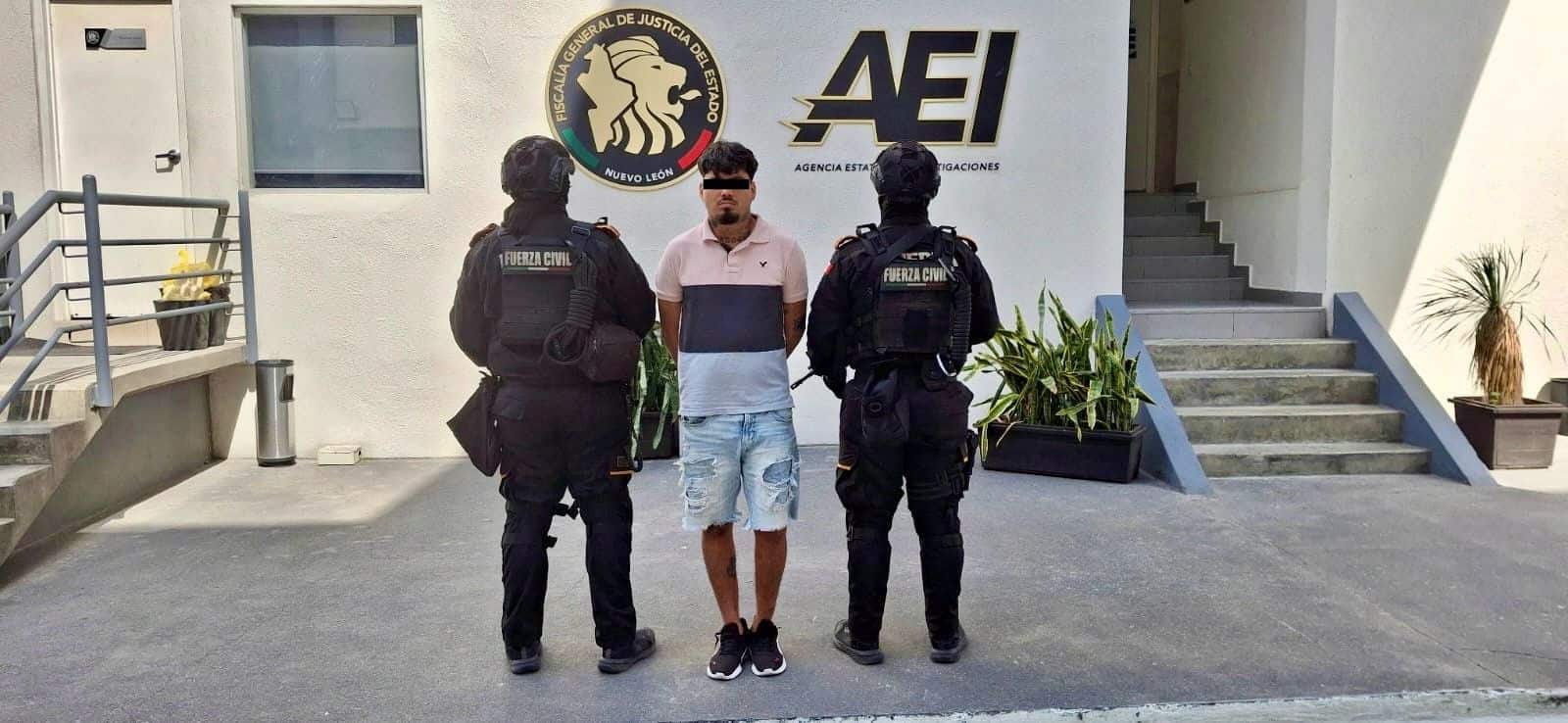 Después de que fuera sorprendido consumiendo drogas en la vía pública, un joven quedó detenido por policías de Fuerza Civil, al norte de la ciudad de Monterrey.