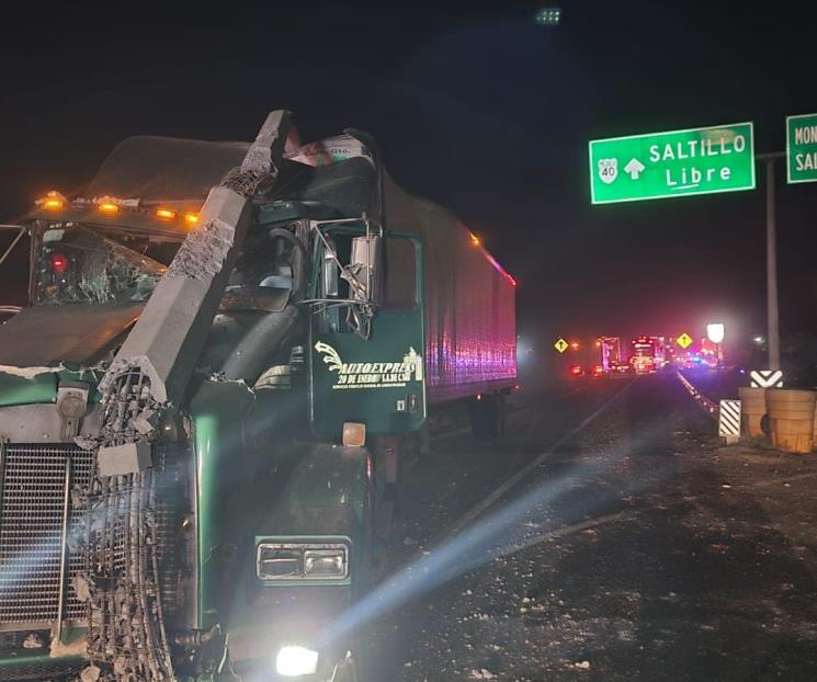 Ocasiona tráiler destrozos en Santa Catarina