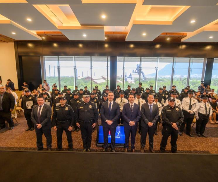 Otorga Adrián de la Garza 37 ascensos a policías y tránsitos Otorga Adrián de la Garza 37 ascensos a policías y tránsitos