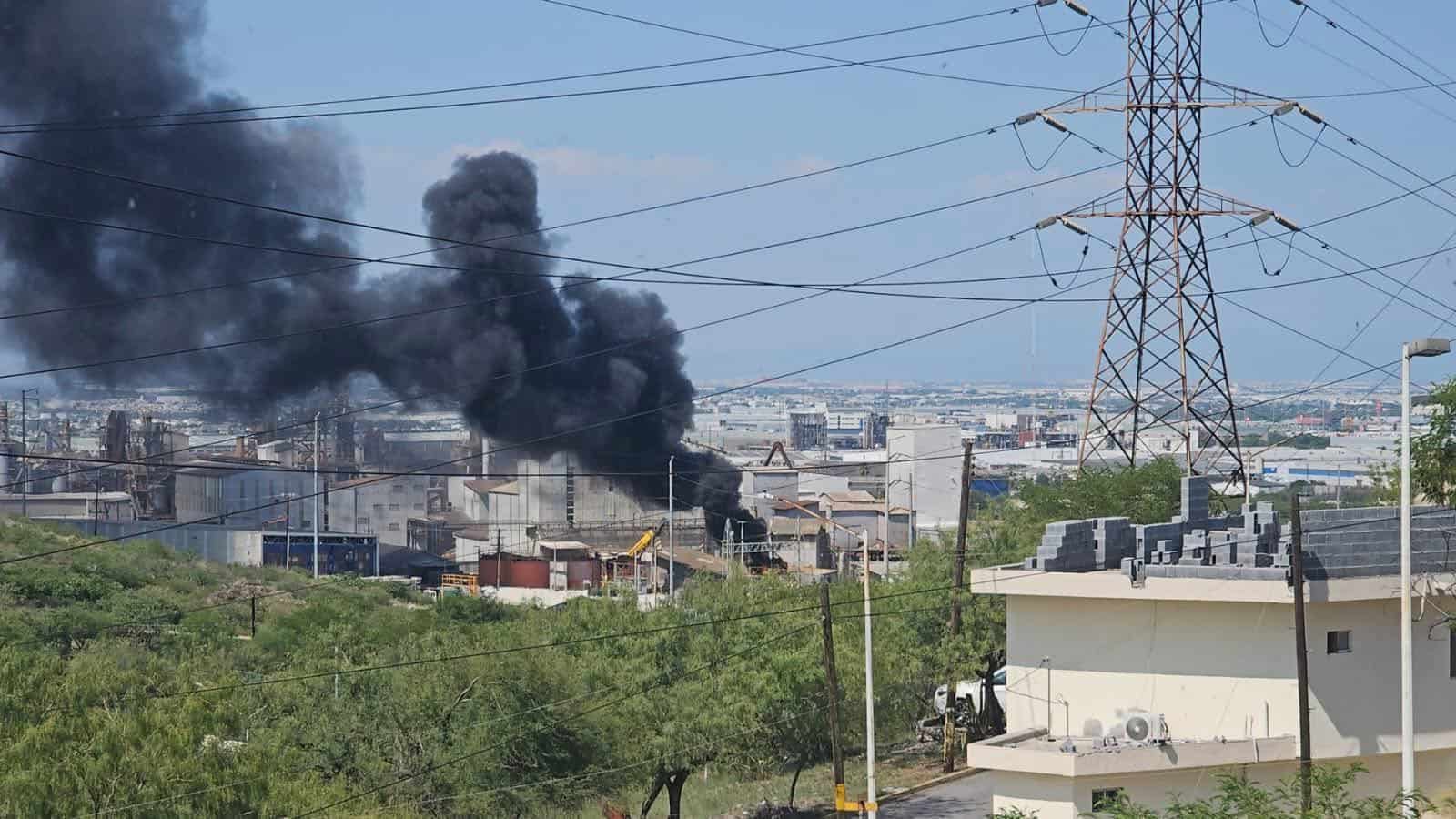 La explosión en un tanque vertical ubicado dentro de la empresa Zinc Nacional ubicada en el municipio de San Nicolás, provocó la movilización de los puestos de socorro.