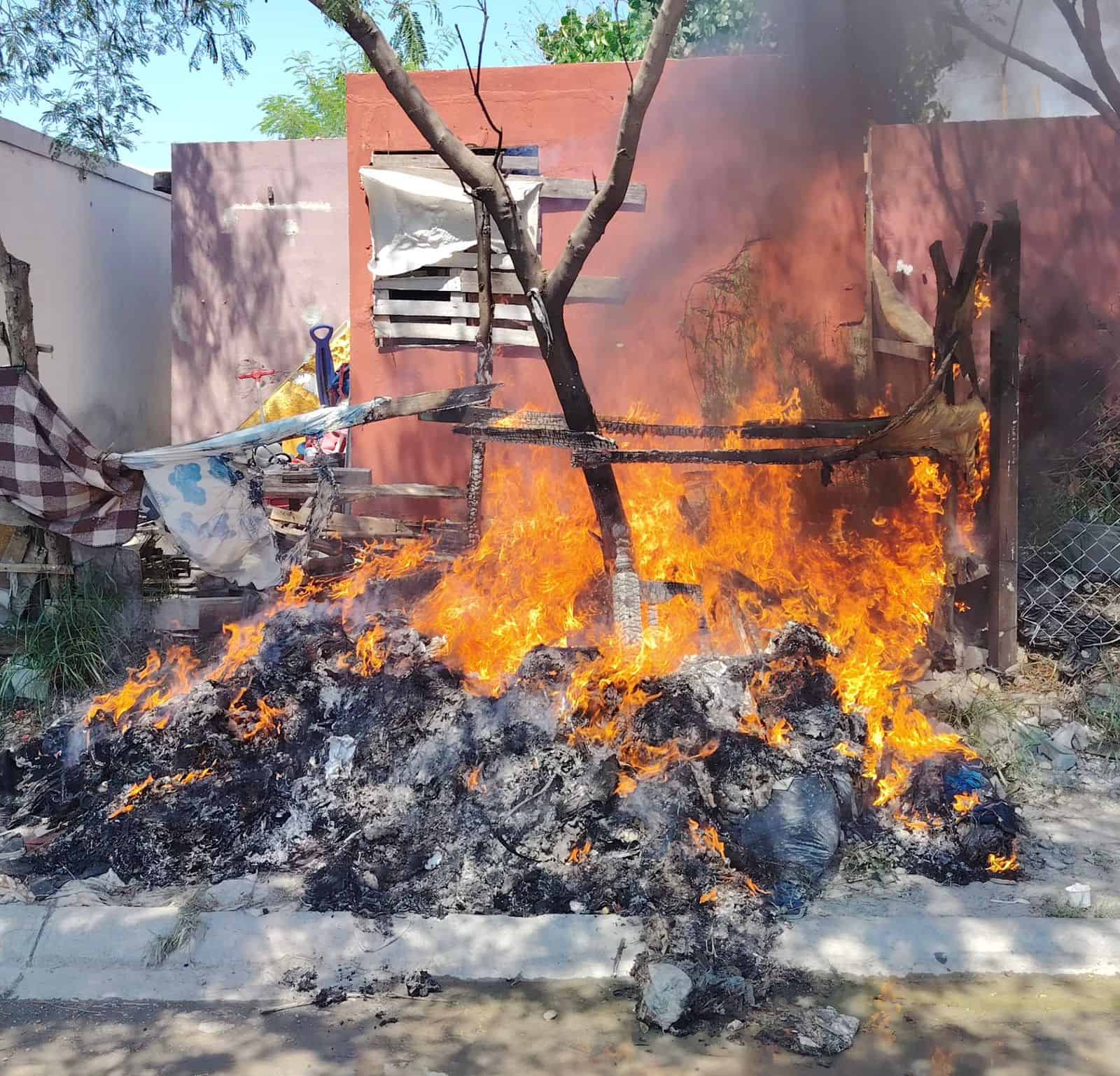Una intensa movilización de los puestos de socorro se registró en la colonia Bella Vista de Cadereyta, al reportarse el incendio de una vivienda que estaba ocupada por posesionarios.