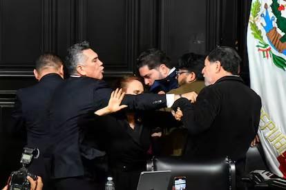 Deja Fern&aacute;ndez Noro&ntilde;a custodia por la F&iacute;scal&iacute;a General