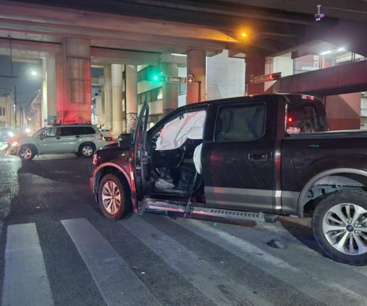 Chocan camionetas frente a estaci&oacute;n F&eacute;lix U. G&oacute;mez del Metro