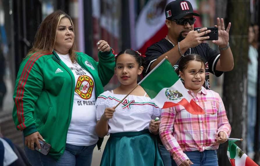 Mexicanos en EU realizan desfile por la Independencia en Chicago