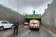 Realizan cierres viales por lluvia