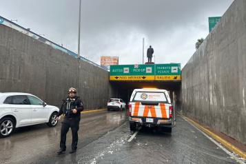 Realizan cierres viales por lluvia