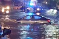 Rescatan a pareja en arroyo