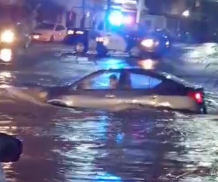 Rescatan a pareja en arroyo