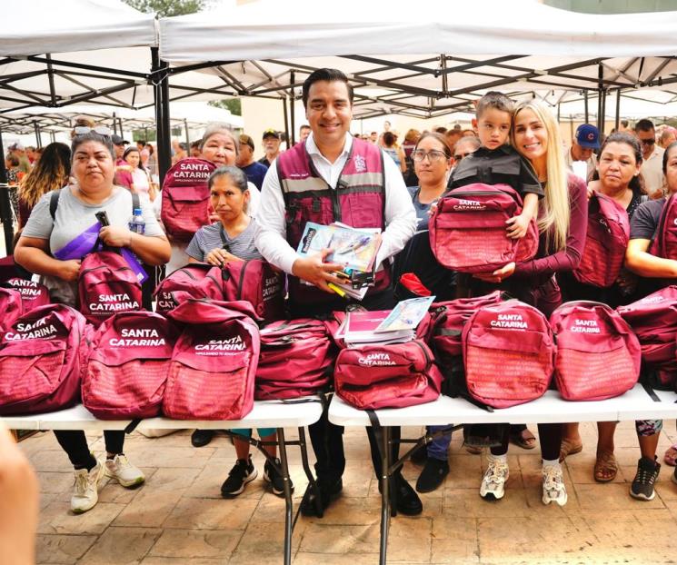 Entrega Santa Catarina 10 mil paquetes escolares Entrega Santa Catarina 10 mil paquetes escolares
