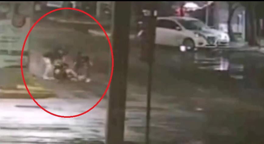 Elementos de la Policía de Monterrey detuvieron a cuatro hombres que participaron en una agresión a balazos contra una persona en la Avenida Madero, la madrugada de ayer en el centro de la ciudad.