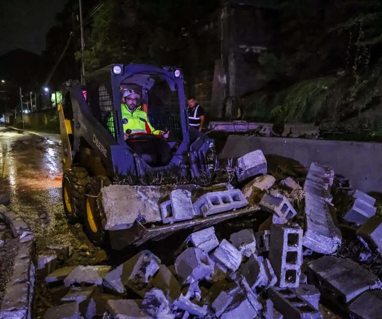 Arrastra la corriente vehículos y ocasiona daños en Santiago