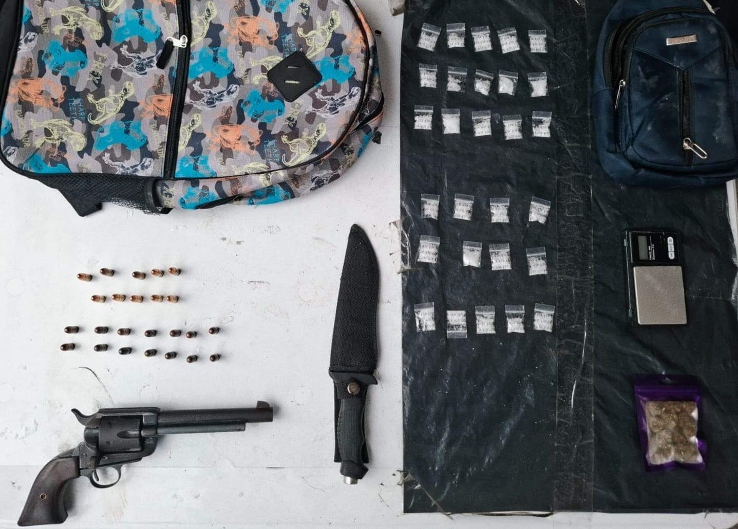 En posesión de un arma de fuego y droga, dos hombres fueron arrestados la noche del domingo en el municipio de Guadalupe por elementos de la policía.