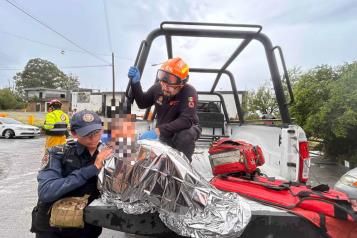 Resulta con fractura tras caer a río